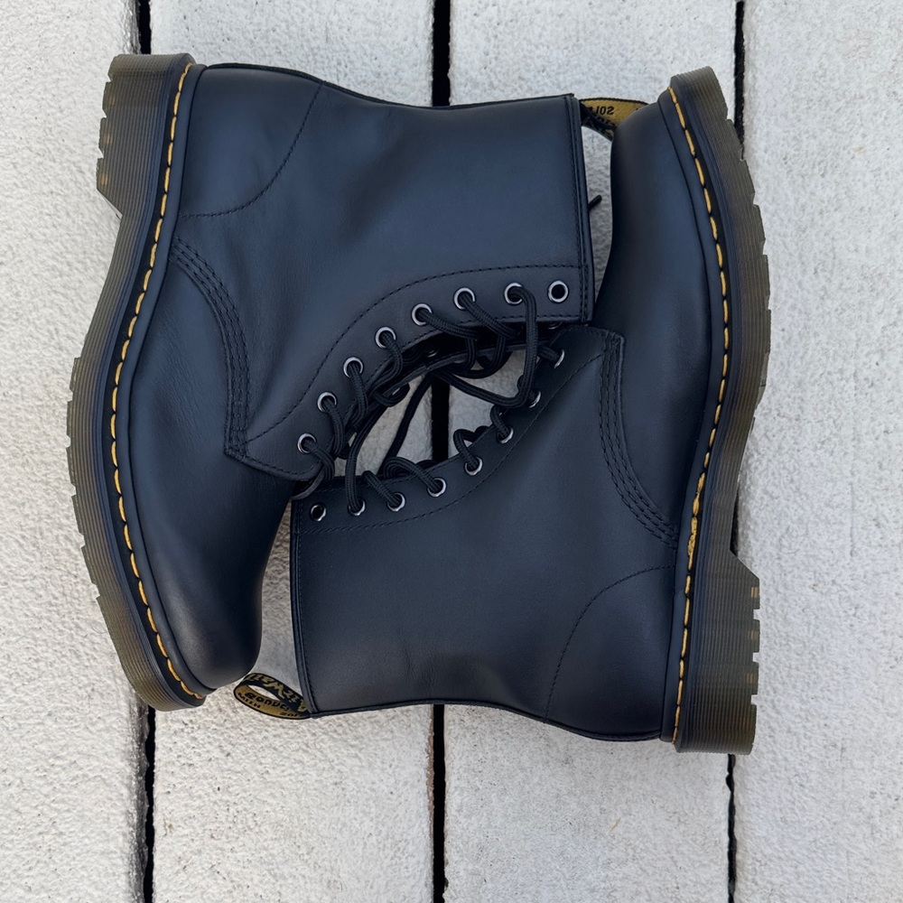 Dr. Martens Women’s NWOT 1460 Smooth Leather Lace Up Boot - Picture 5 of 8
